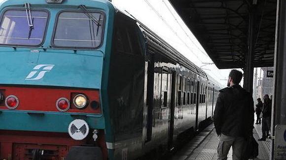 Il treno come un taxi fermata straordinaria per un ferroviere