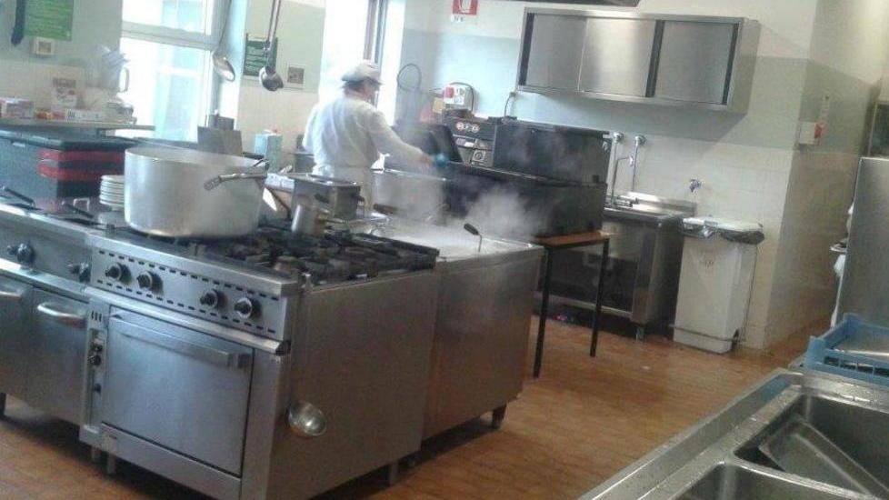 Minestra con gomma nel piatto della maestra