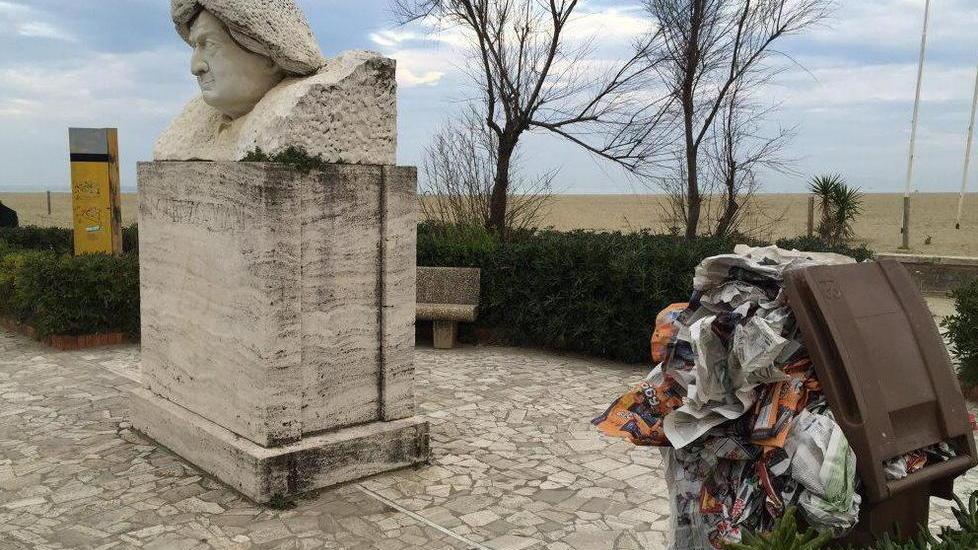 La statua del Viani a guardia dei rifiuti