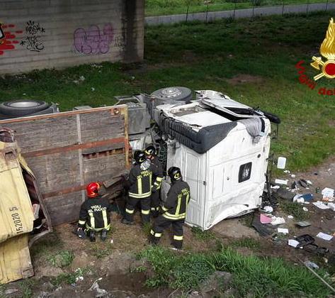 Camion si ribalta scoperto arsenale di pistole e fucili 