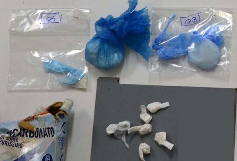 Vede i poliziotti e ingoia la droga appena comprata 