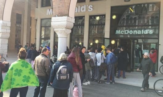 Tutti in coda in pigiama per la colazione gratis
