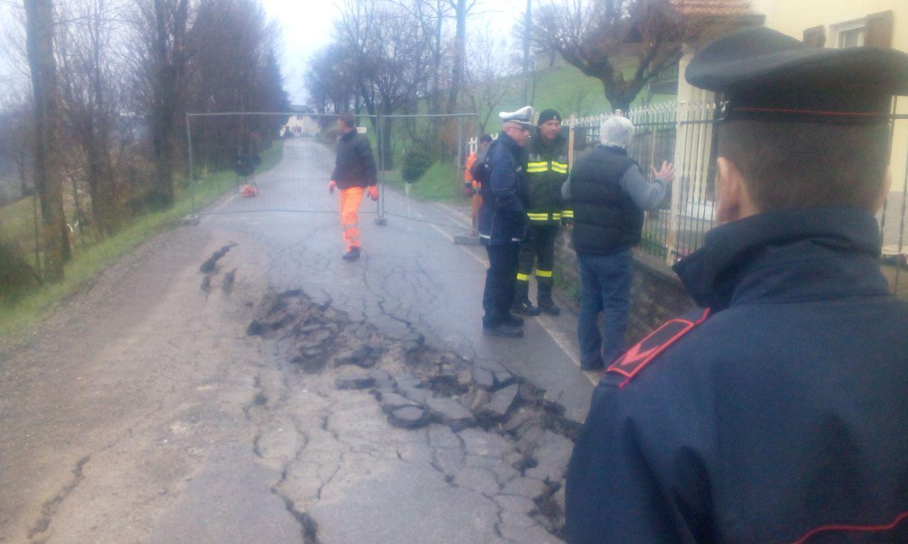 Maltempo, una notte di paura. In montagna le strade si spaccano, allagamenti in città. Due famiglie sfollate a Mazzalasino, riaperto il ponte di Brescello 