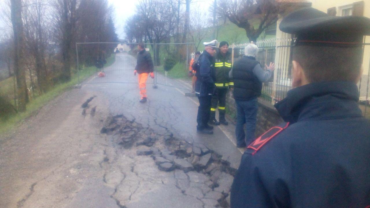 Maltempo, una notte di paura. In montagna le strade si spaccano, allagamenti in città. Due famiglie sfollate a Mazzalasino, riaperto il ponte di Brescello