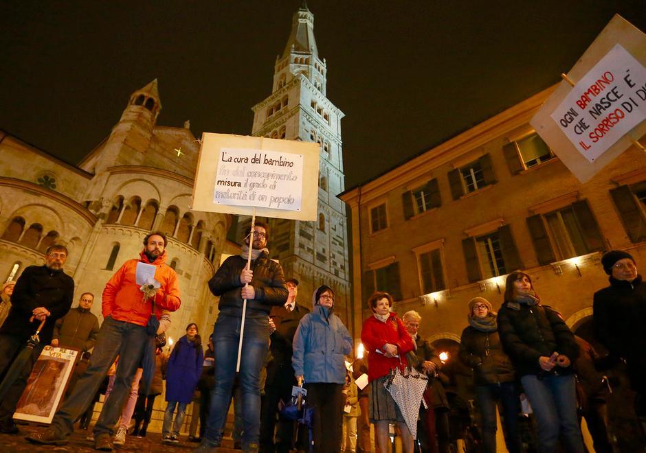Fiaccolata per difendere la vita nascente 