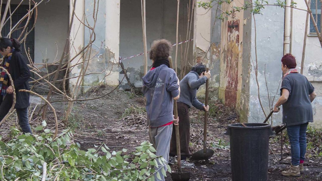 Pulizie all'esterno di una caserma