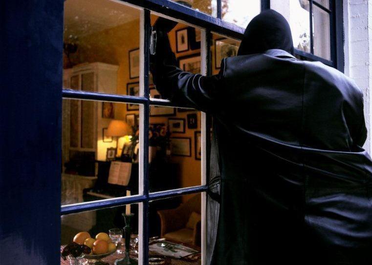 Anziana svegliata dai rumori si ritrova con i ladri in camera 
