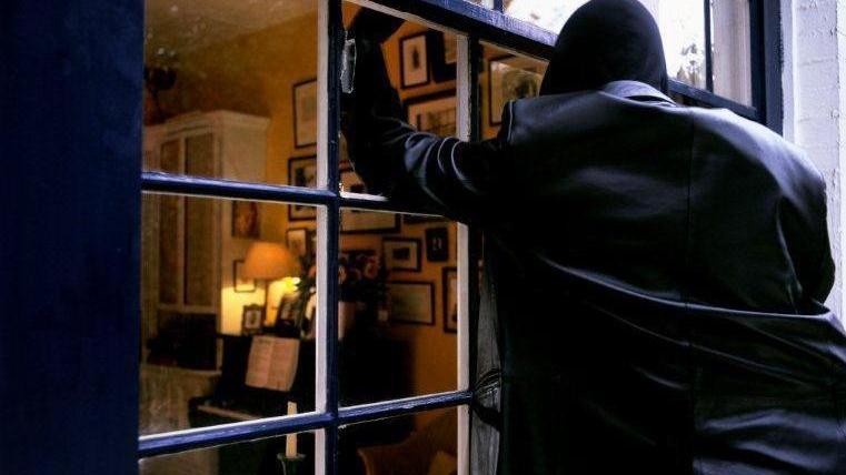 Anziana svegliata dai rumori si ritrova con i ladri in camera