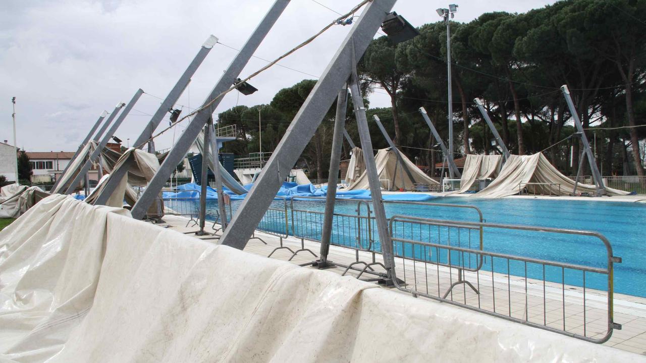 I danni alla piscina di via Roma dopo la bufera del 5 marzo