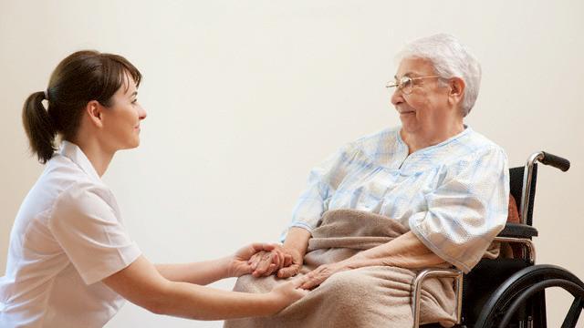 Badanti, sempre più le italiane e spuntano gli uomini