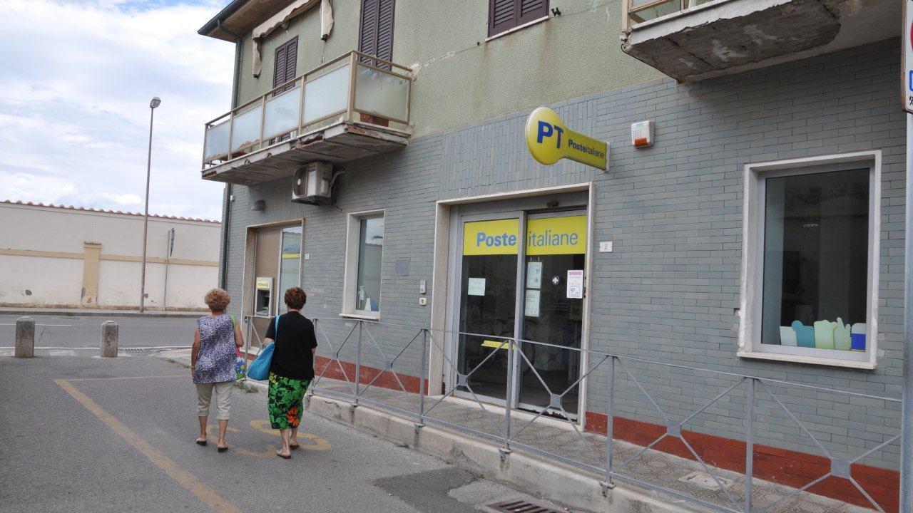 L'esterno delle poste di Marina di Cecina