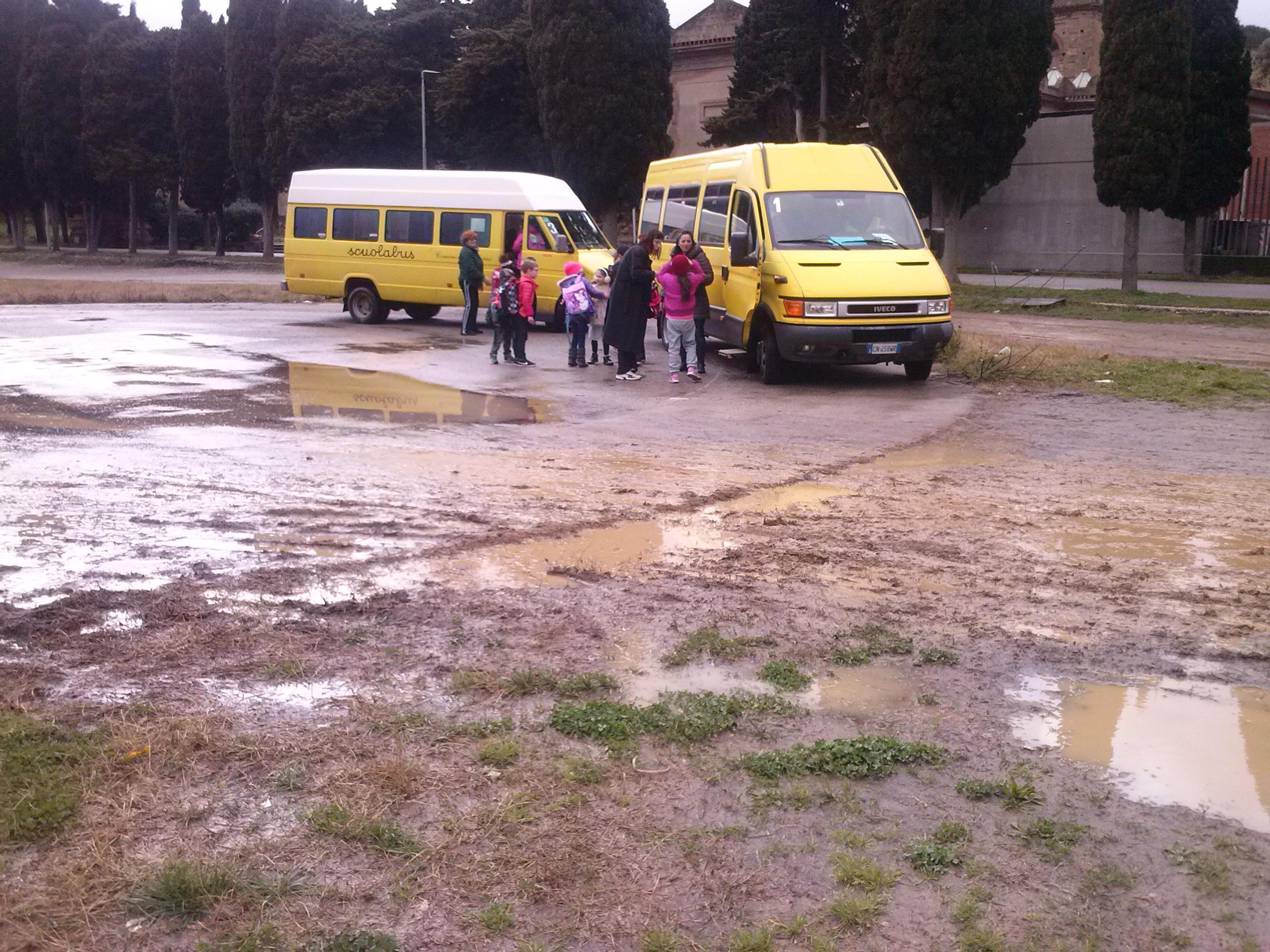 Il piazzale dove avviene lo scambio degli scuolabus