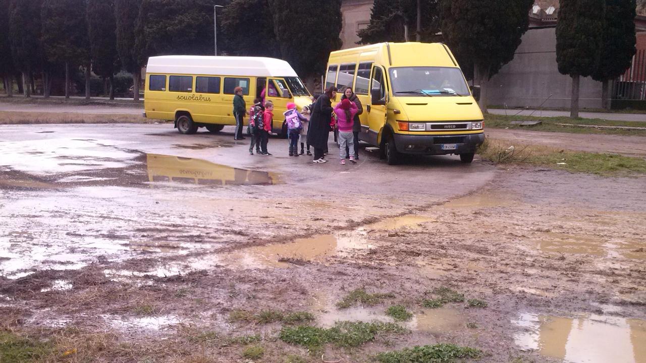 Il piazzale dove avviene lo scambio degli scuolabus