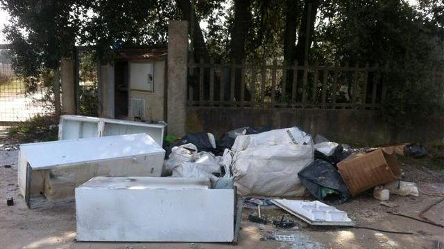 I rifiuti abbandonati nei pressi della discarica sequestrata dalla Capitaneria di porto