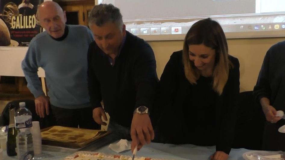 Il taglio della torta da parte degli assessori Alice Sobrero e Luca Buonomini