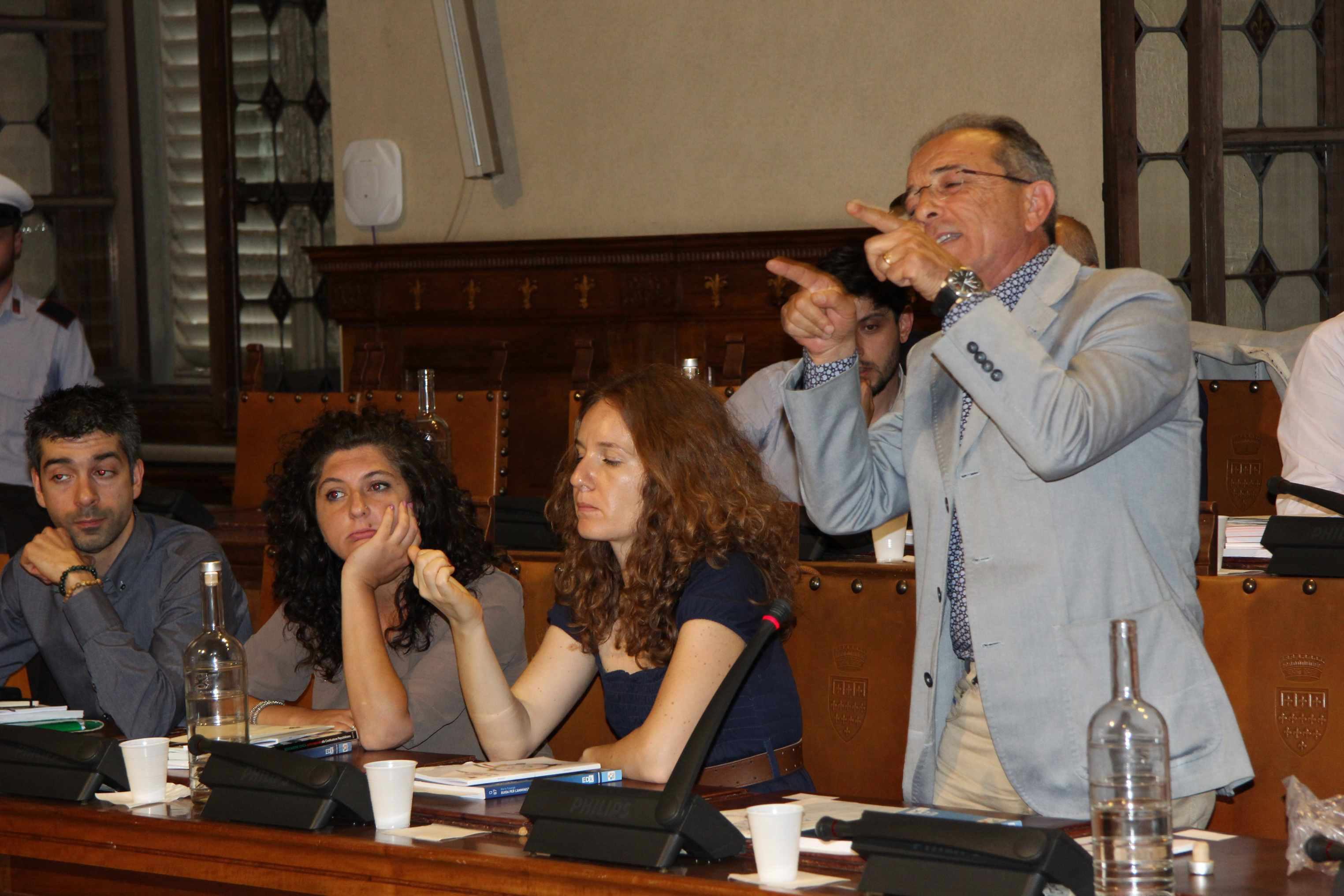 Aldo Milone, capogruppo di Prato libera e sicura, in piedi durante una seduta del consiglio comunale