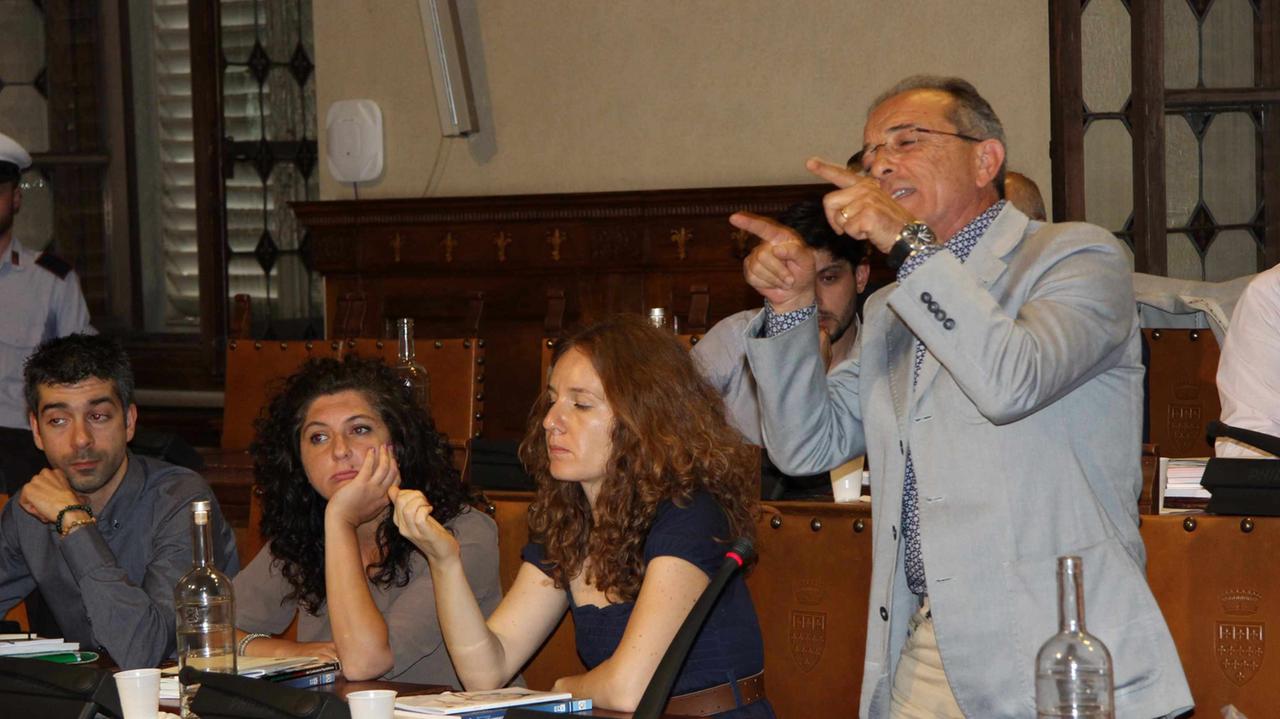 Aldo Milone, capogruppo di Prato libera e sicura, in piedi durante una seduta del consiglio comunale