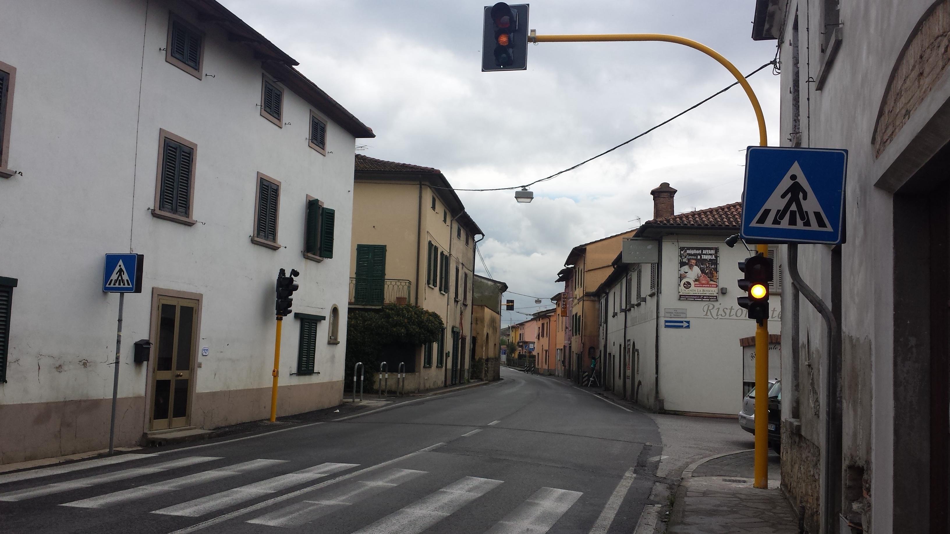 La via Fiorentina a Catena, all'incrocio con via Vecchia Fiorentina