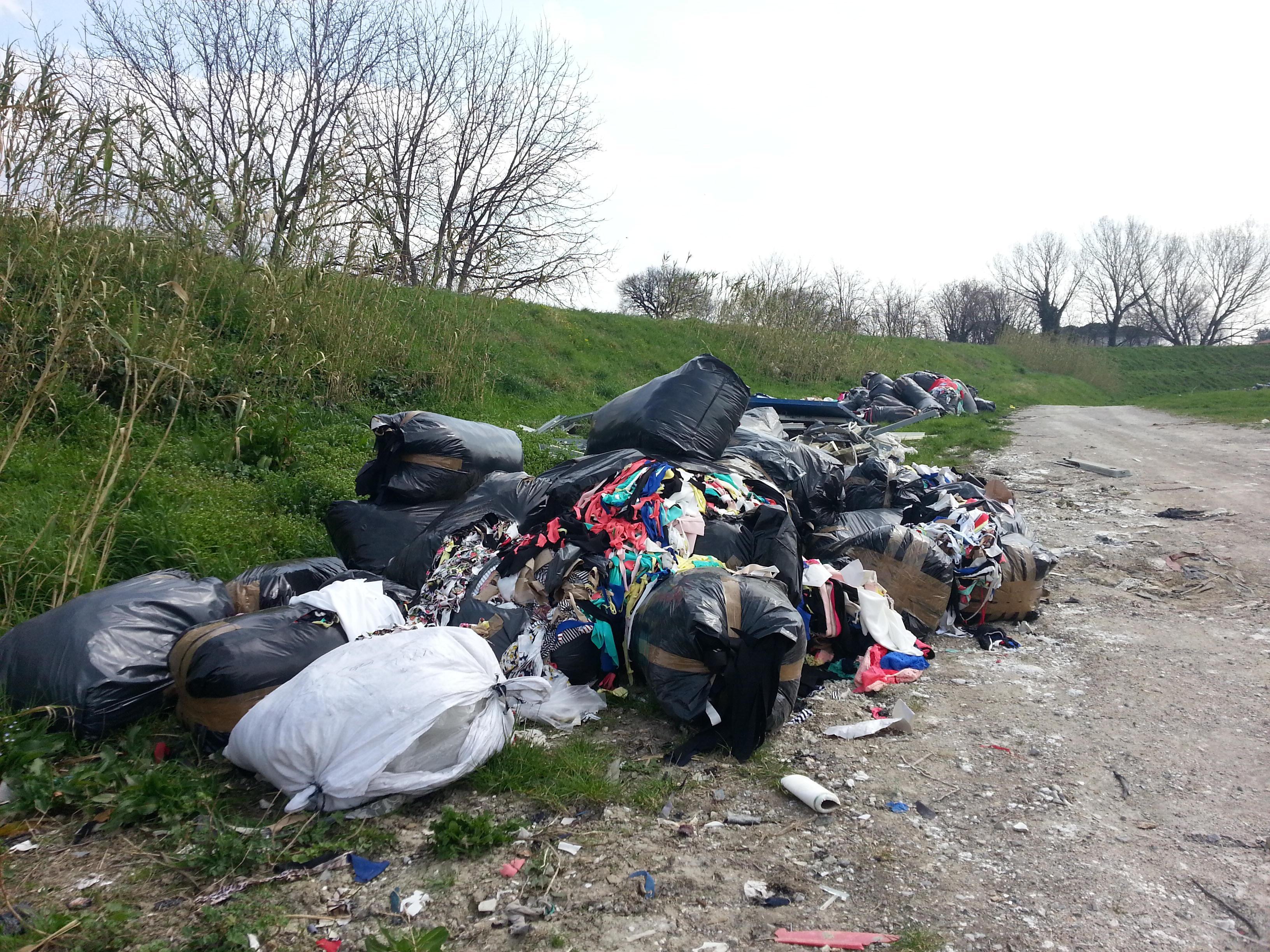 I sacchi con gli scarti delle lavorazioni abbandonati in via Marconi