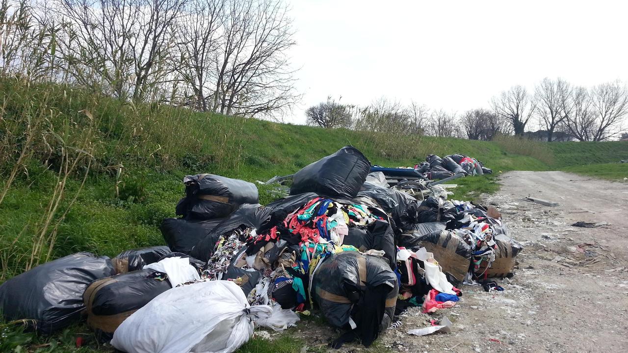I sacchi con gli scarti delle lavorazioni abbandonati in via Marconi