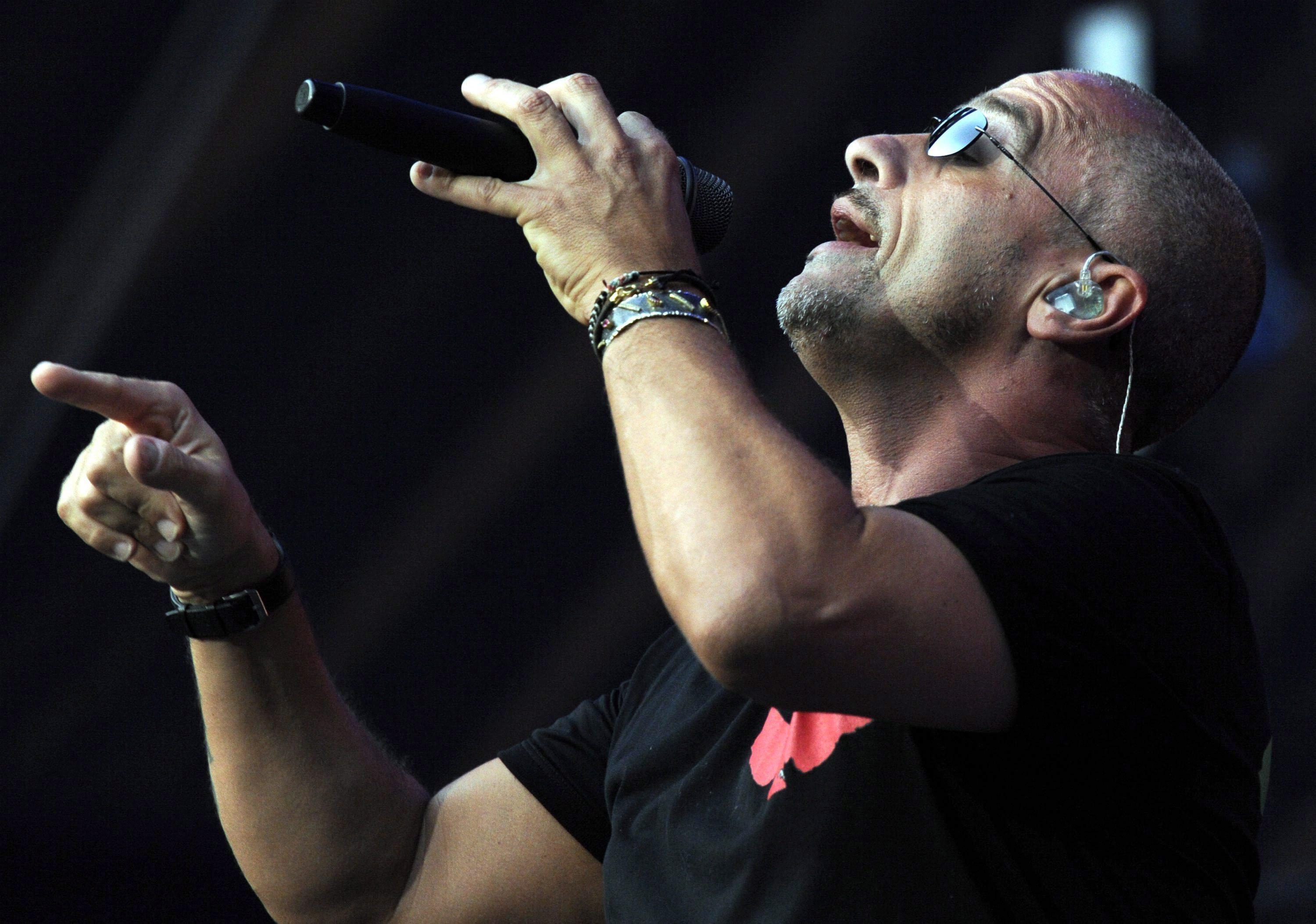Ramazzotti chiama anziana fan e la invita al suo concerto a Firenze 