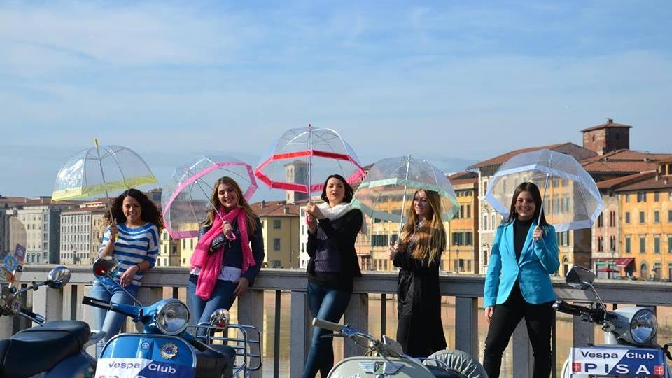 La girlband delle Peppermints nella foto di copertina con sfondo toscano della pagina Facebook