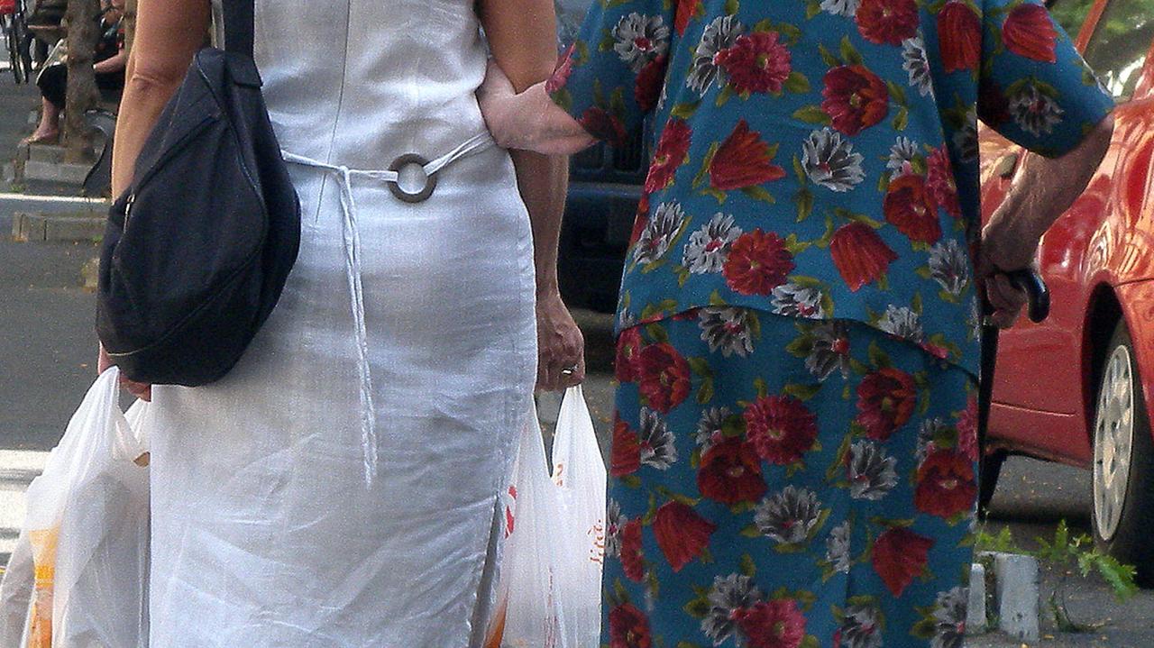 Una badante (a sinistra) con un'anziana (foto d'archivio)