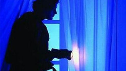 Un ladro in azione in una foto di repertorio