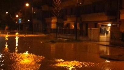 Via Settembrini sott’acqua, allagati i garage