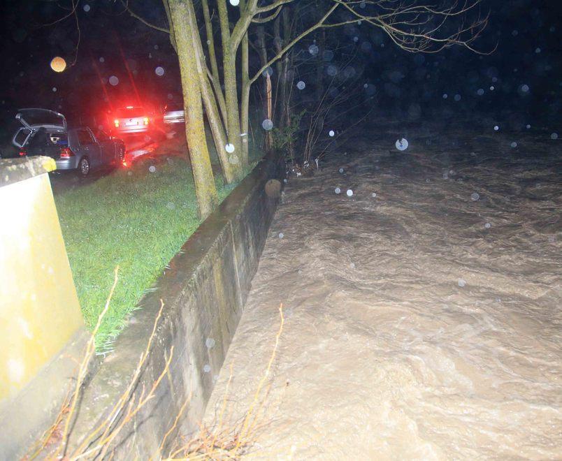 Il torrente in piena fa paura a Corticella 