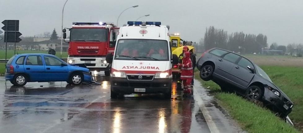 Incidente sulla Cispadana auto in bilico sul fossato 
