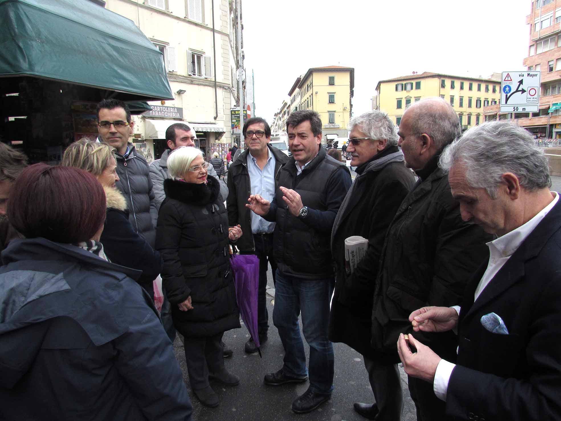 L'assessore al traffico Gordiani in piazza Attias con i commercianti di via Roma, via Marradi e via Cambini