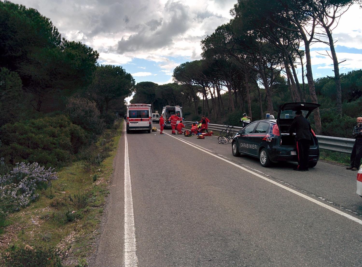 I soccorsi della ciclista investita dall'auto