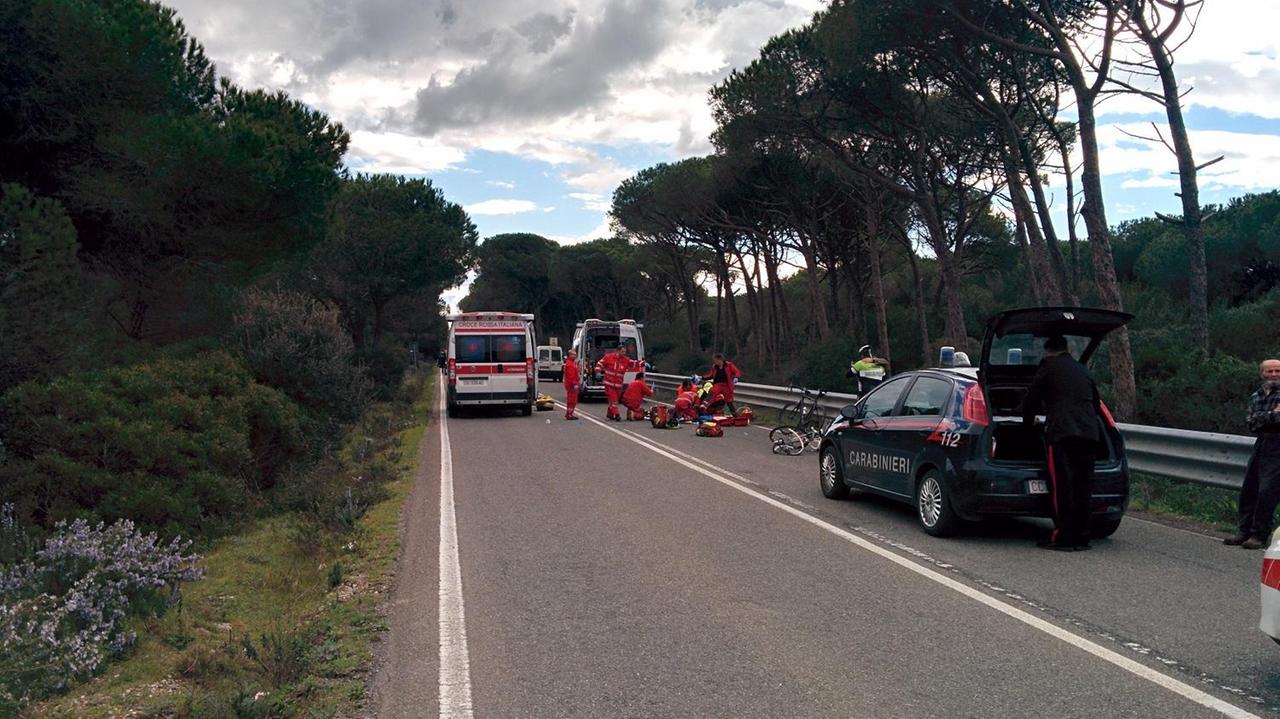 I soccorsi della ciclista investita dall'auto