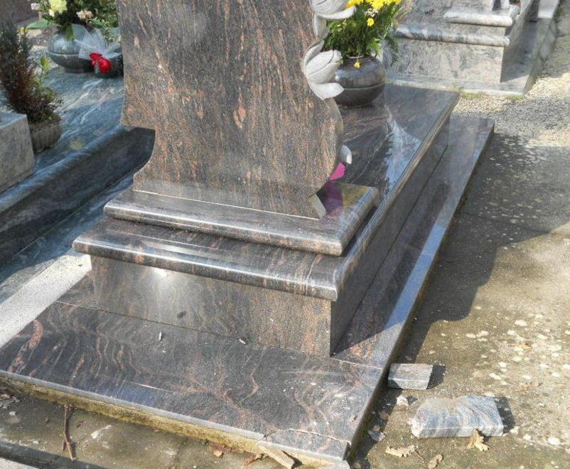 Una delle tombe prese di mira a Nugola: via marmo e vasi di ottone e rame