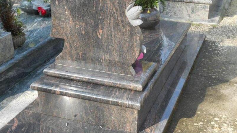 Una delle tombe prese di mira a Nugola: via marmo e vasi di ottone e rame