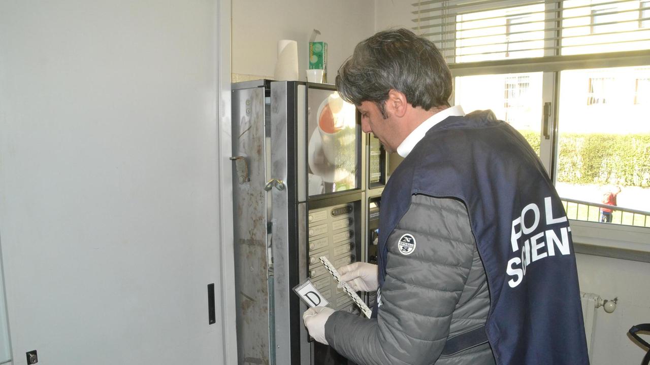 La polizia scientifica all'opera alla scuola Fornaciari