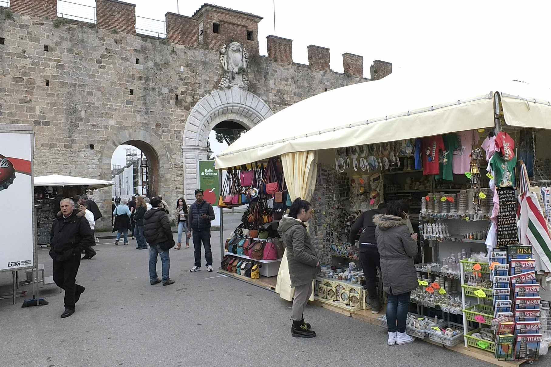 Le bancarelle in piazza Manin