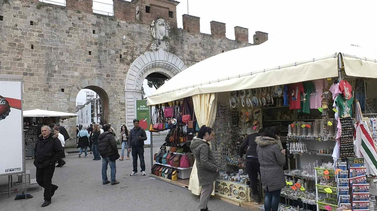 Le bancarelle in piazza Manin