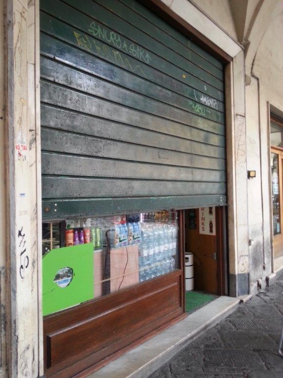 Il minimarket chiuso dalla polizia