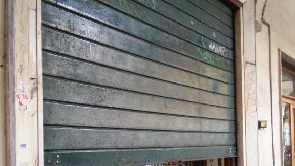 Il minimarket chiuso dalla polizia
