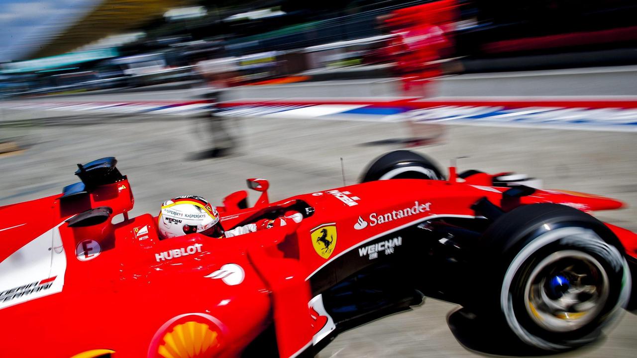 Vettel esce dai bos per le prove a Sepang