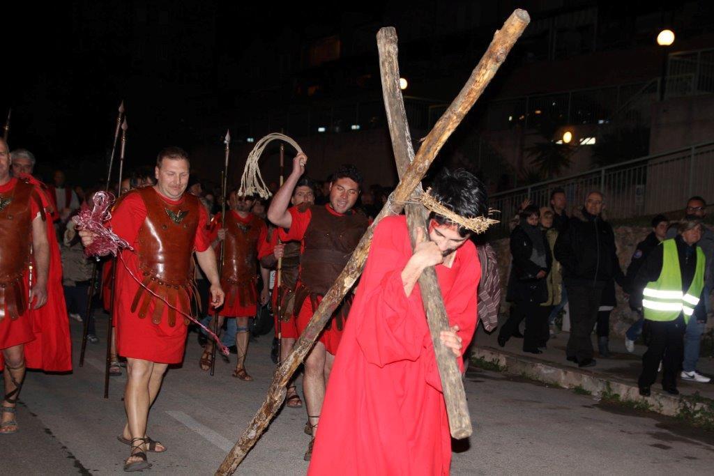 La pioggia ferma la Via Crucis di Roselle
