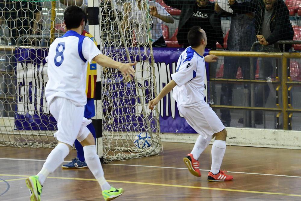 Wellington e Apruzzese festeggiano un gol