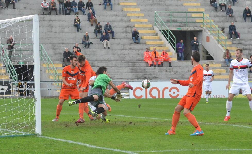 Un'azione difensiva della Pistoiese nella gara di andata vinta a Lucca (1-2)