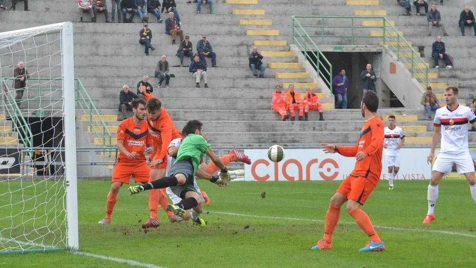 Un'azione difensiva della Pistoiese nella gara di andata vinta a Lucca (1-2)