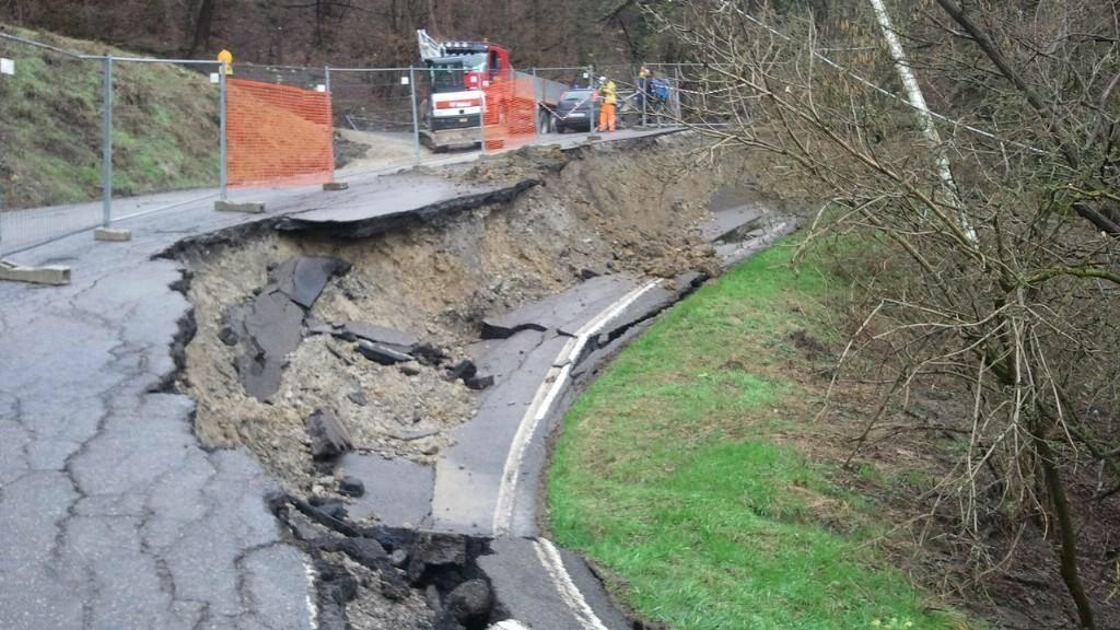Dopo la pioggia, le frane: ecco la Sp76 a Carpineti