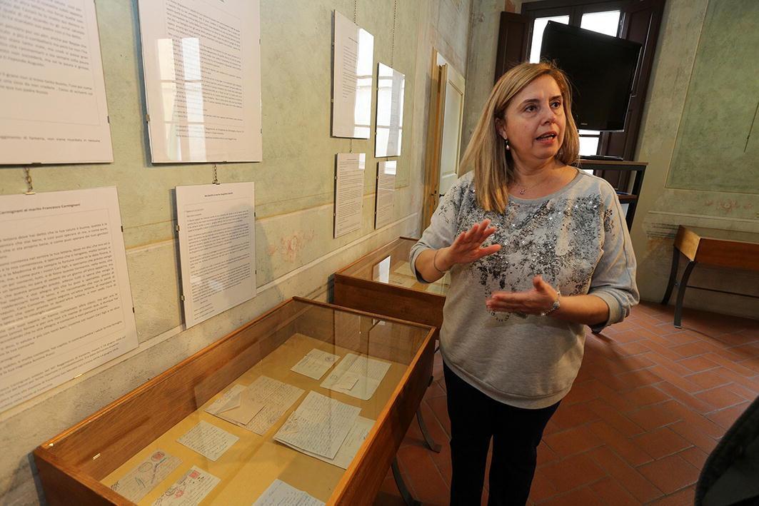Cinzia Giuntoli all'interno della mostra (foto Agenzia Carlo Sestini)