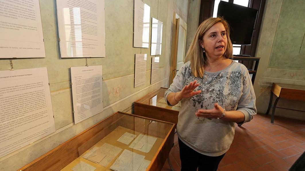 Cinzia Giuntoli all'interno della mostra (foto Agenzia Carlo Sestini)
