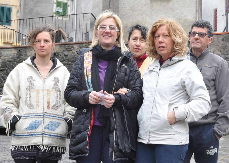 Le residenti a Villa di Baggio che protestano con Publiacqua (Foto Gori)